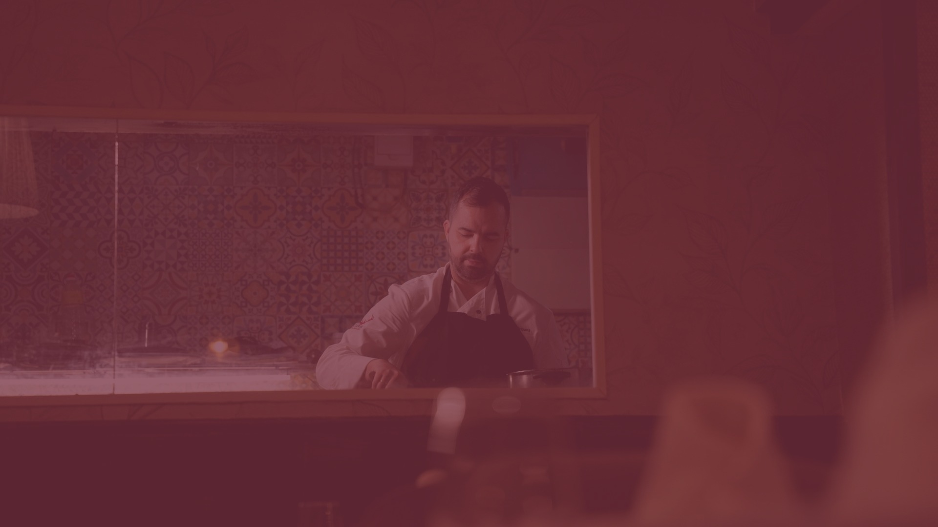 Chef Joaquín Márquez en la cocina
