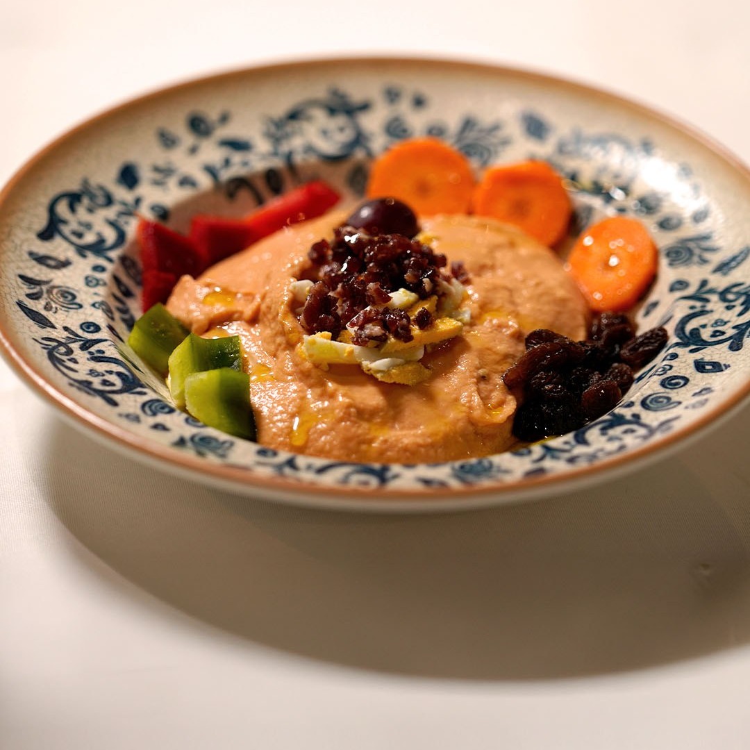 Hummus mediterráneo con encurtidos